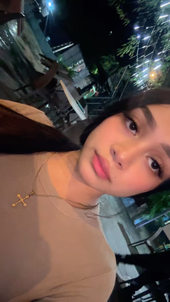 A girl from Venezuela on a live girl video call on KissLive
